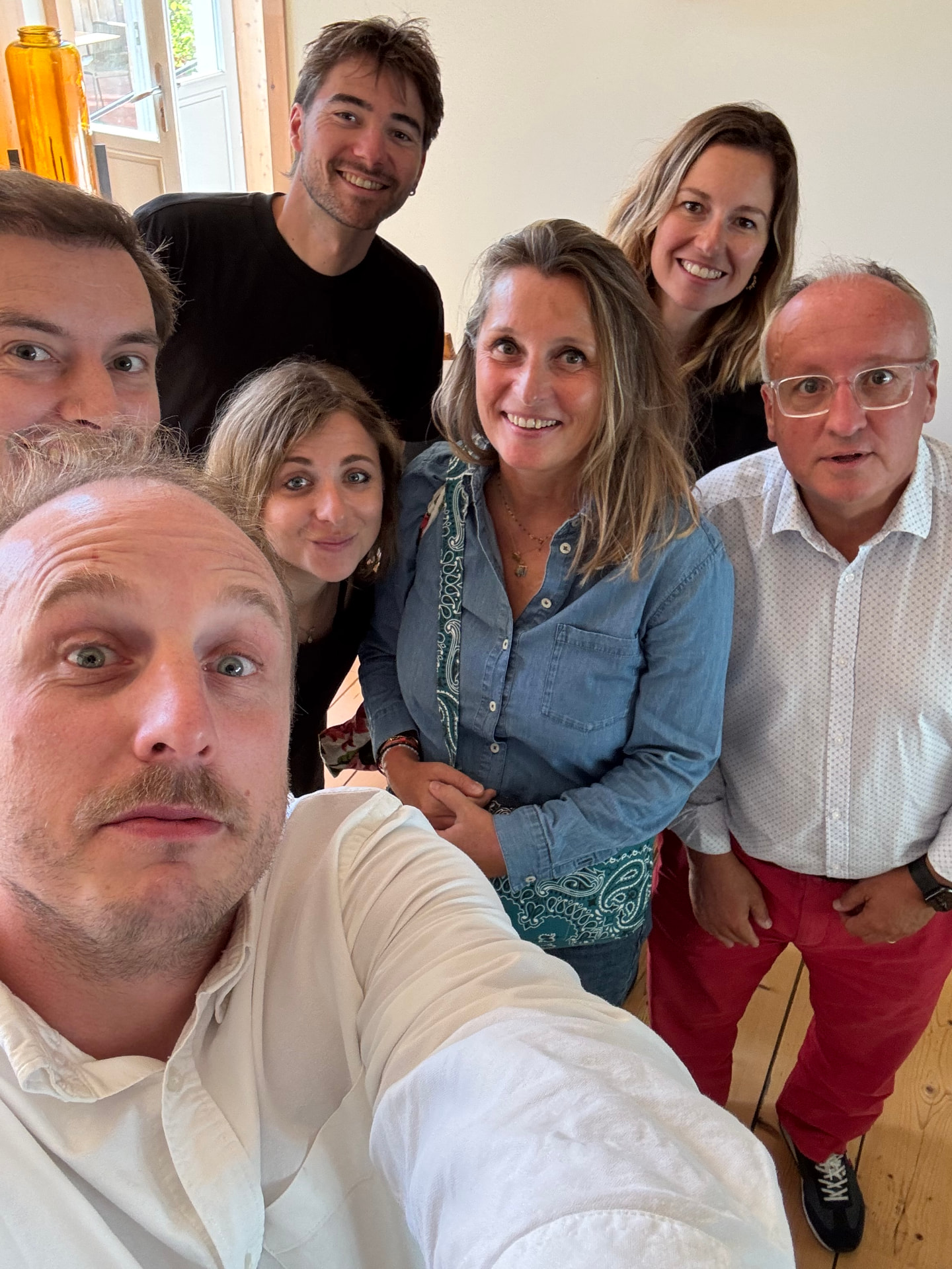Une table collective en pleine conversation